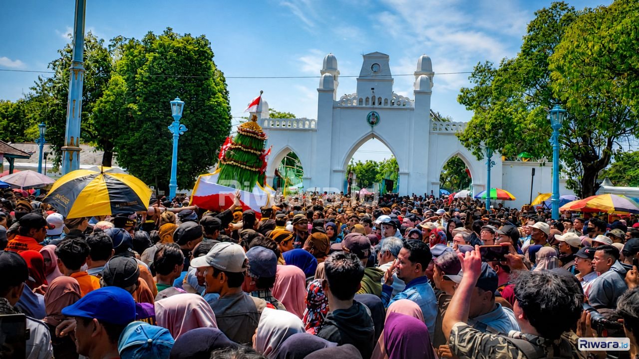 Ribuan warga memadati kawasan Karaton Surakarta Hadiningrat untuk menyaksikan prosesi sakral Grebeg Besar Iduladhayang menghadirkan kirab gunungan sebagai simbol rasa syukur dan sedekah Karaton kepada masyarakat